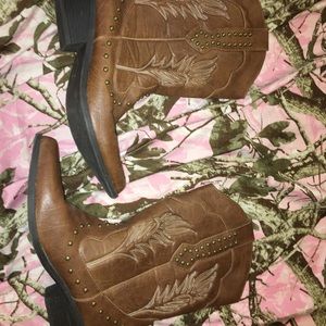 Brown cowgirl boots.
